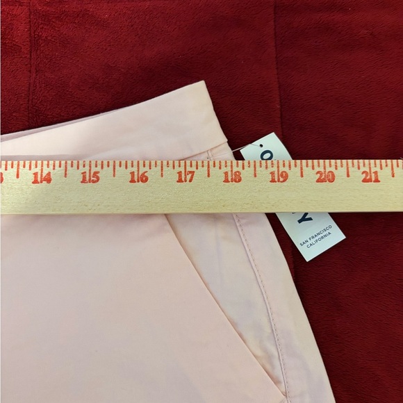 Old Navy Women's Soft Pink Shorts - Picture 4 of 8